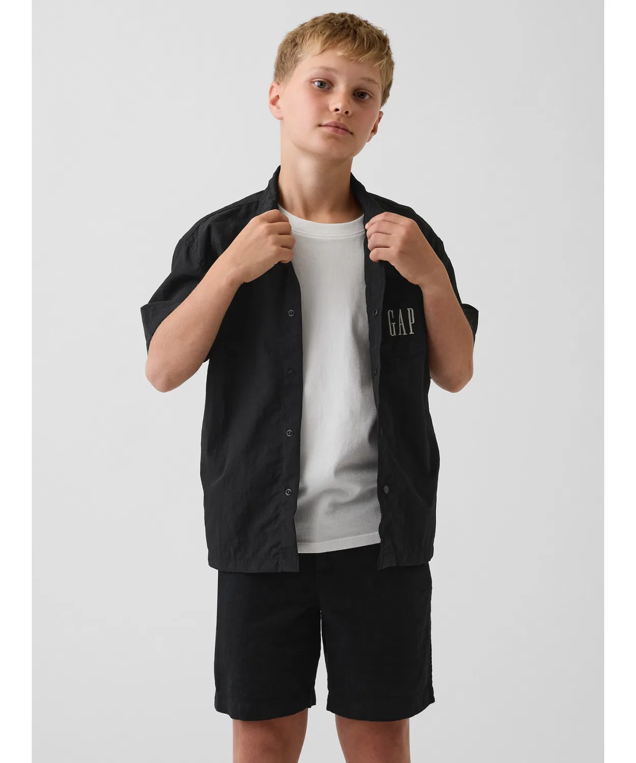 Детская рубашка из переработанного нейлона с коротким рукавом, модель Relaxed Fit GAP, Black