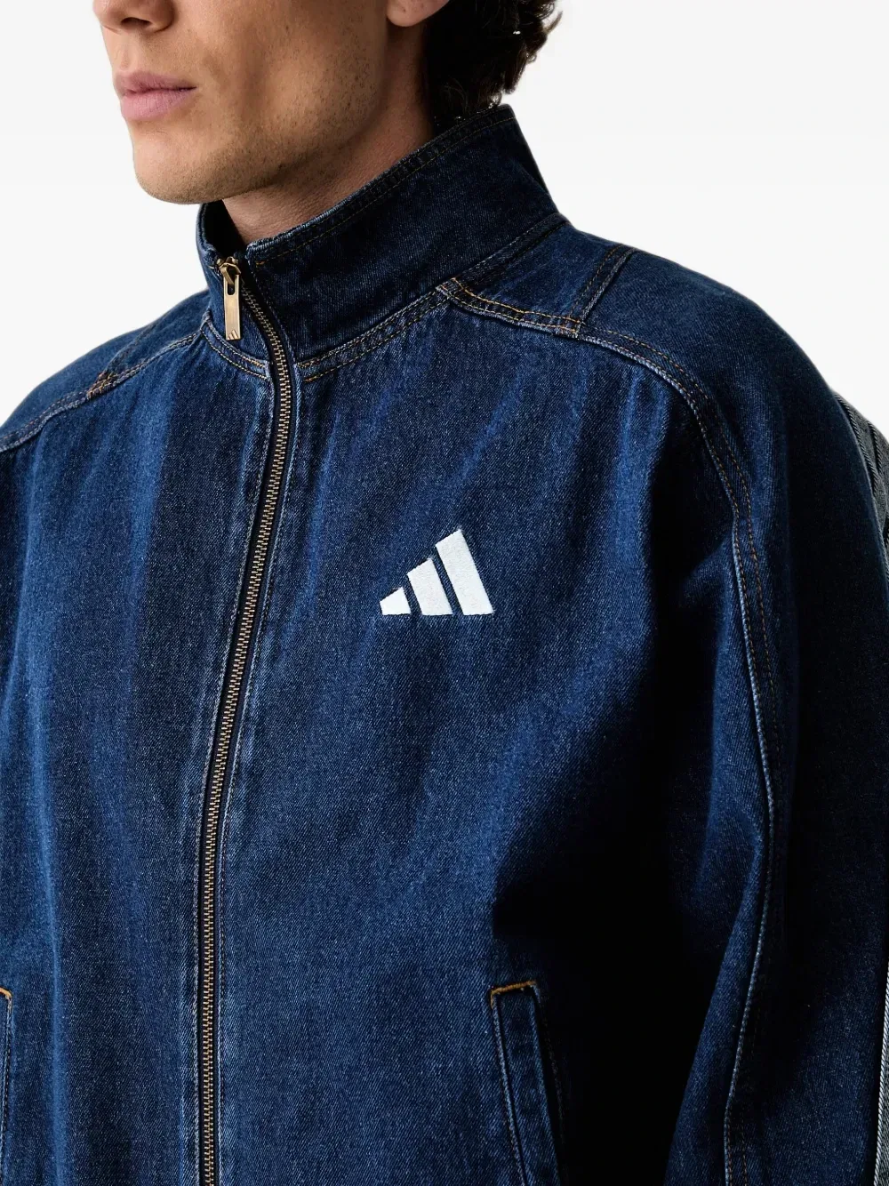 Джинсовая куртка с вышитым логотипом adidas, синий — фото 4