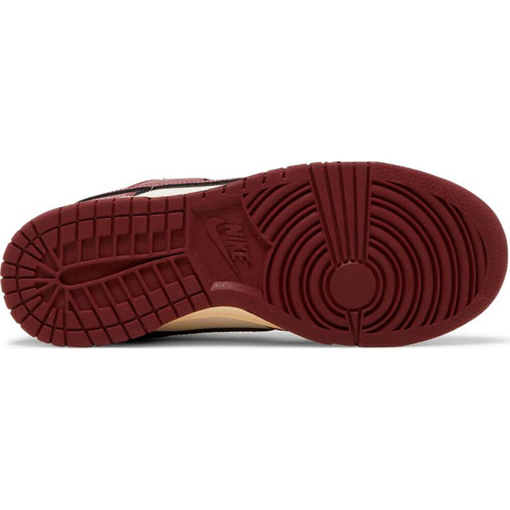 Кроссовки Wmns Dunk Low SE 'Sisterhood - Team Red', красный — фото 4