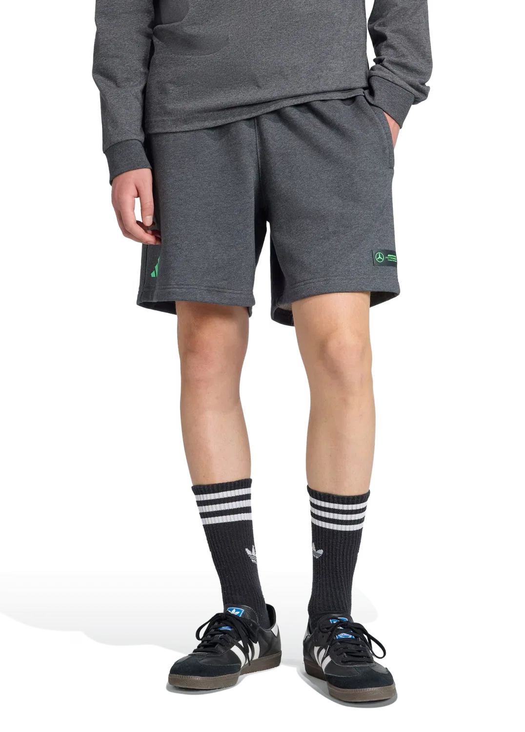 Мужские спортивные шорты свободного кроя Adidas Mercedes-AMG Petronas Formula One Team Premium Sweat Shorts, серый — фото 2