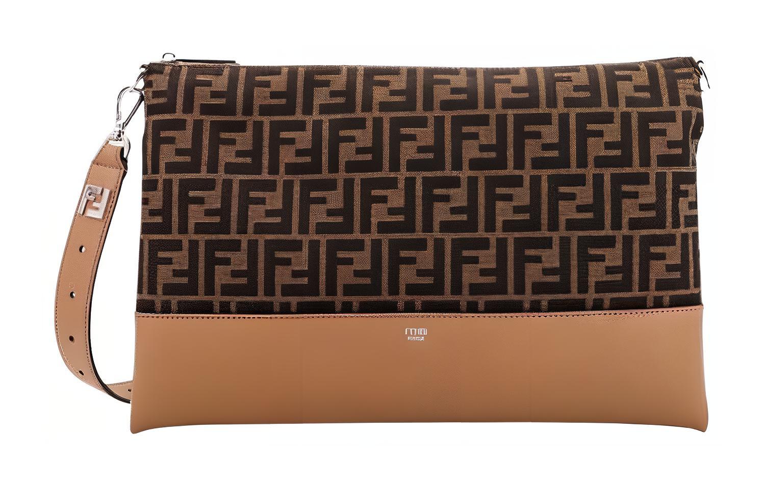 

Маленький кожаный клатч мужской коричневый FENDI