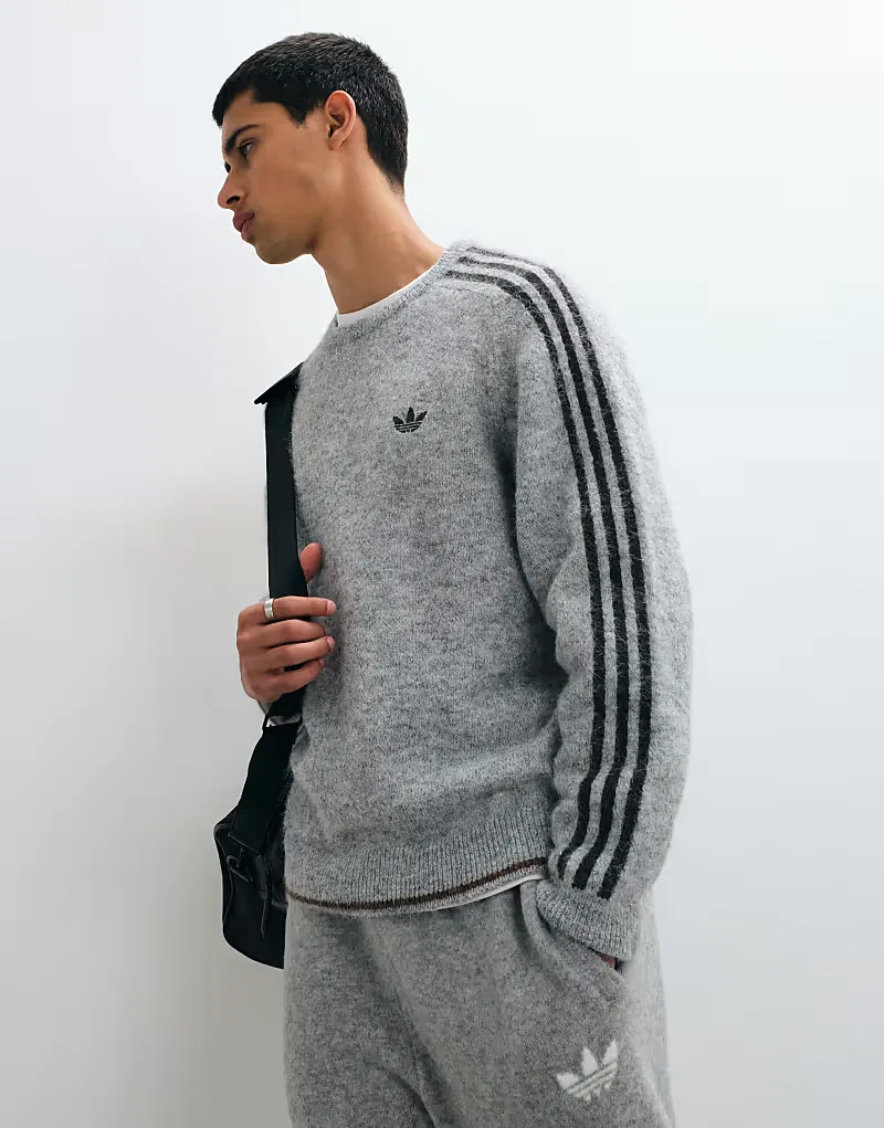 Вязаный пушистый джемпер Adidas Originals с тремя полосками, серый — фото 3