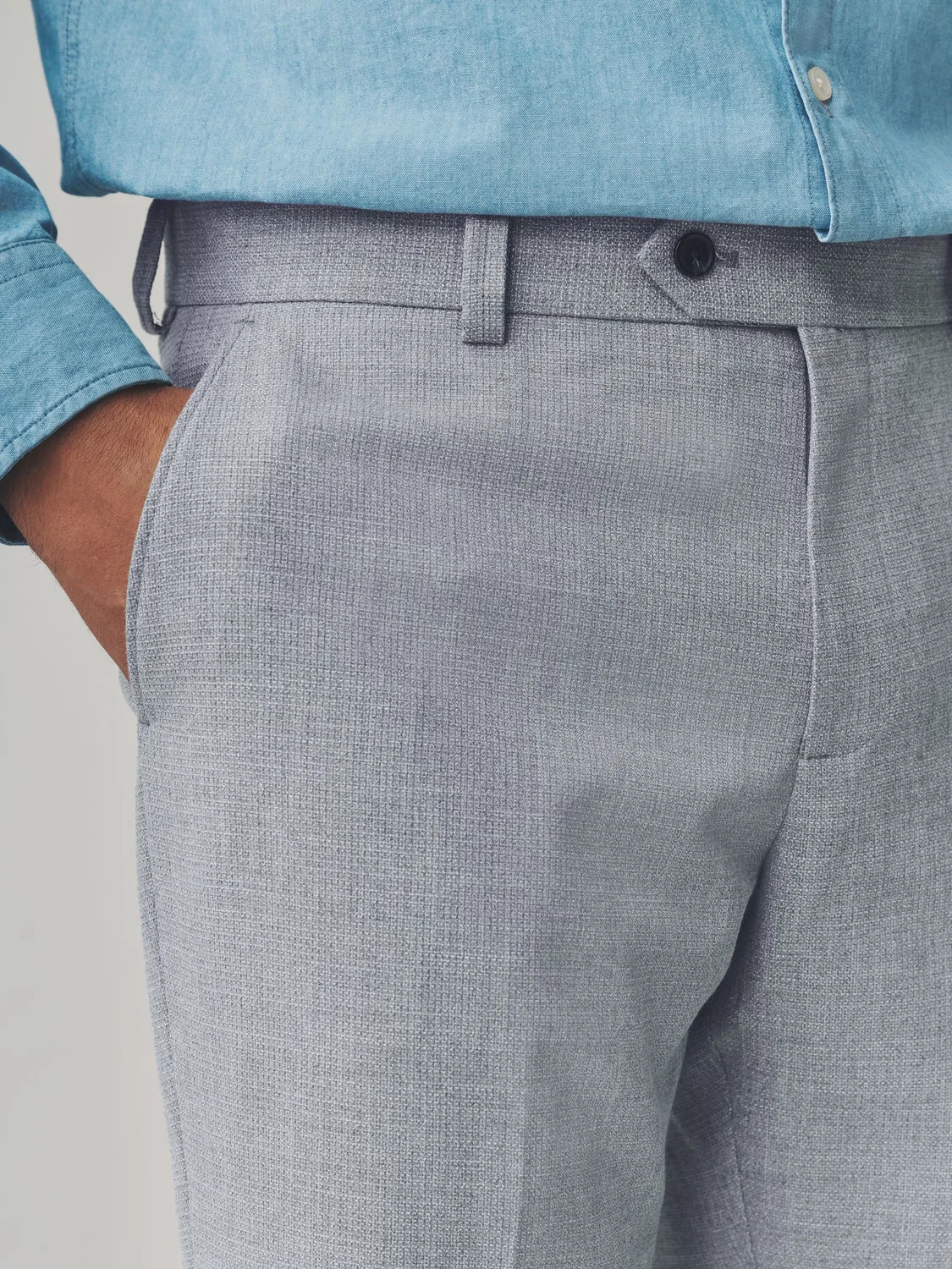 Брюки прямого кроя Regular Fit Smart Textured Next, светло-серый — фото 3