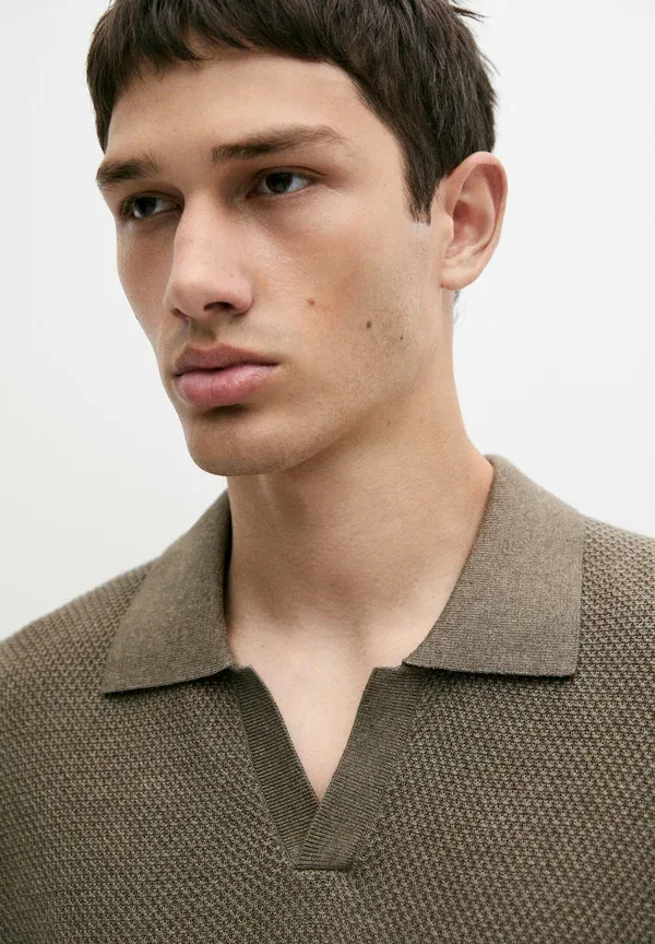 Футболка с V-образным вырезом Polo shirt Massimo Dutti, khaki, хаки — фото 4