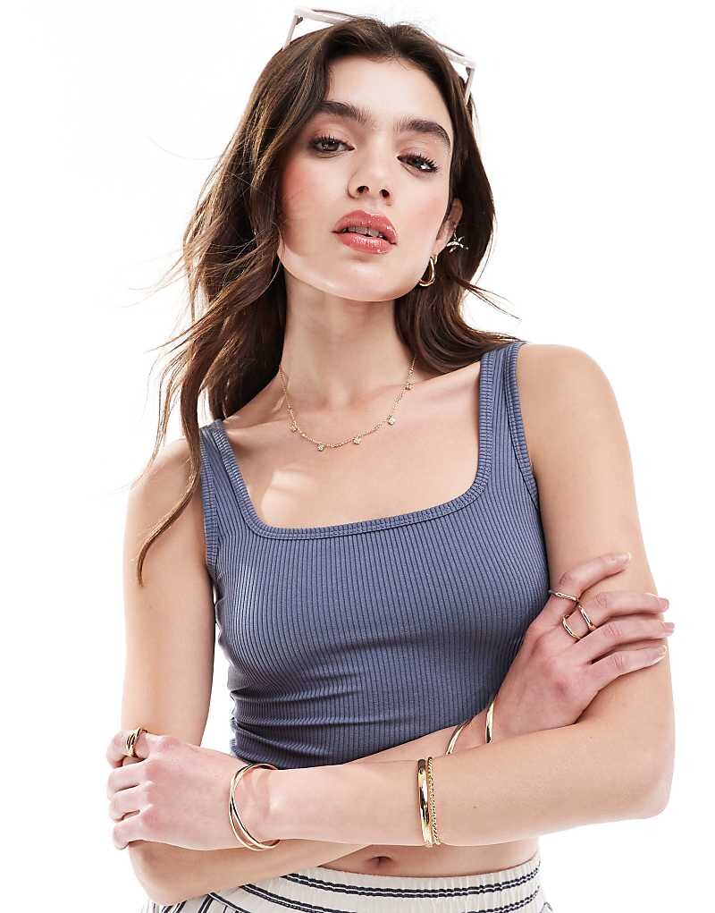 

Темно-серая майка в рубчик Hollister – с квадратным вырезом