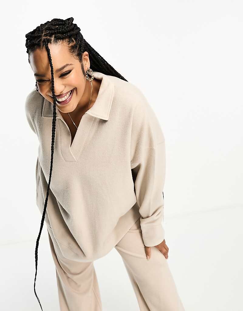 

ASOS DESIGN Curve — очень мягкий длинный свитер теплого кремово-белого цвета с воротником-поло, однотонный