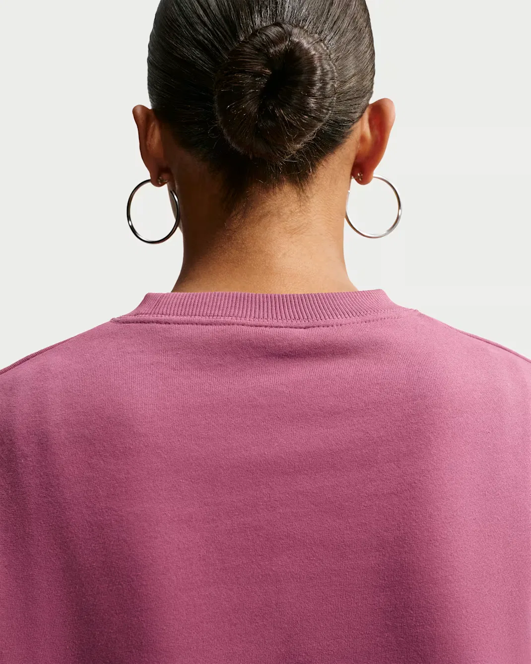 Женская укороченная футболка оверсайз с круглым вырезом Nike Studio Fleece Medium Weight, Pink Smoke/Sail — фото 2