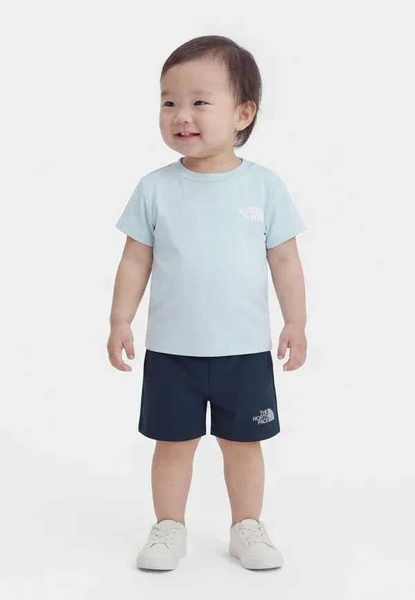Комплект для девочки из куртки и шорт The North Face