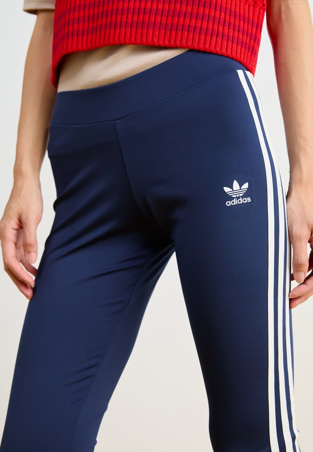 

Брюки adidas Originals, темно-синий