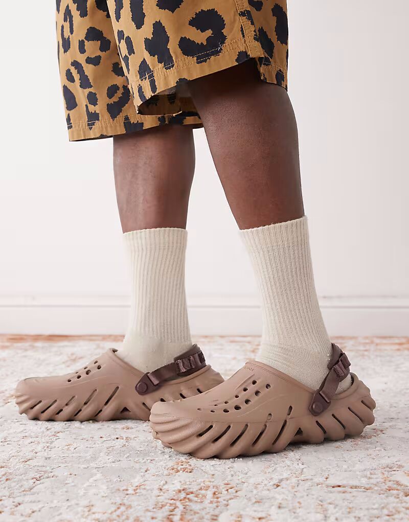 Сабо Crocs Echo светло-коричневого цвета — фото 4