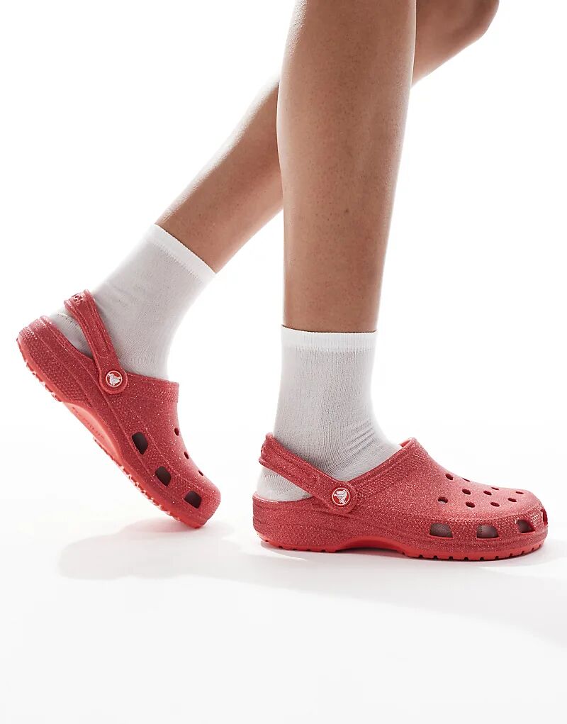 Классические блестящие сабо Crocs красного цвета