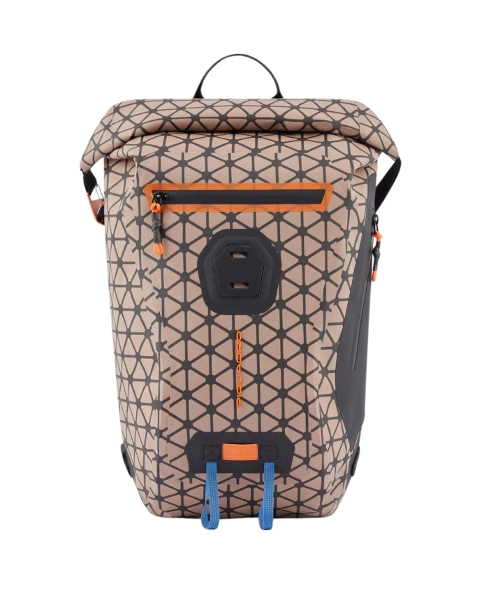 

Водонепроницаемый рюкзак с закручивающимся верхом, изготовленный из 40% переработанной ткани. Piquadro, бежевый