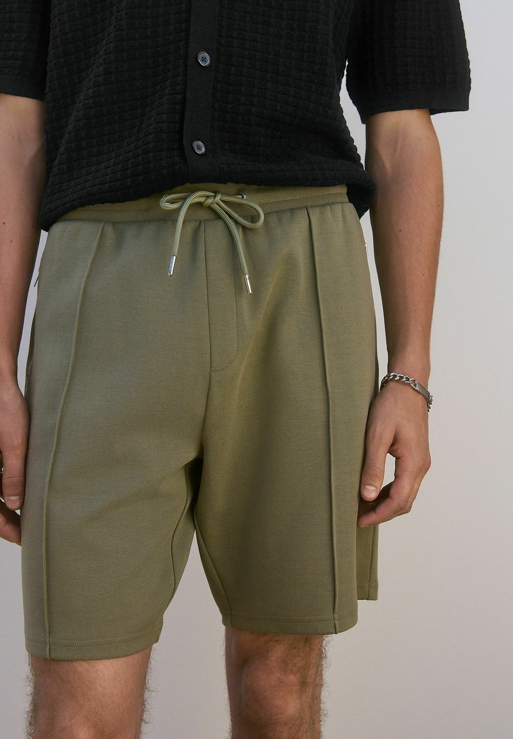 

Шорты REGULAR FIT - PINTUCK ZIP POCKET - Tracksuit bottoms Next, зеленый