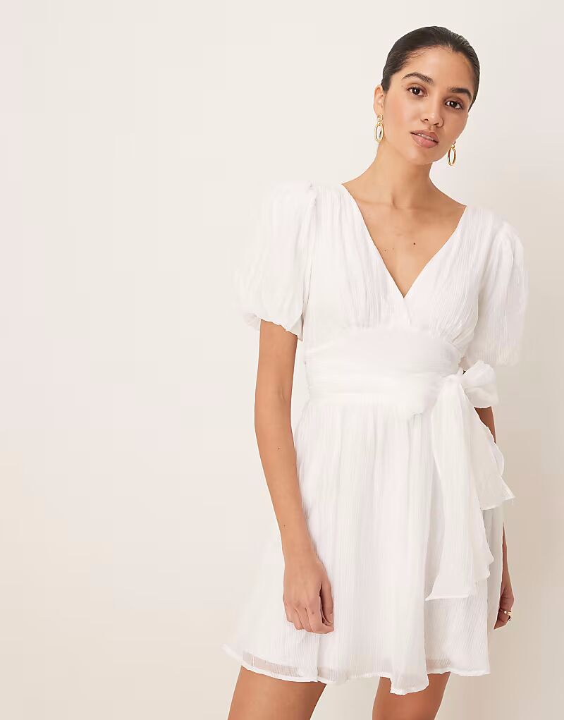 

Gina Tricot короткое платье выпускного вечера с V-образным вырезом и открытой спиной, цвет кремовый