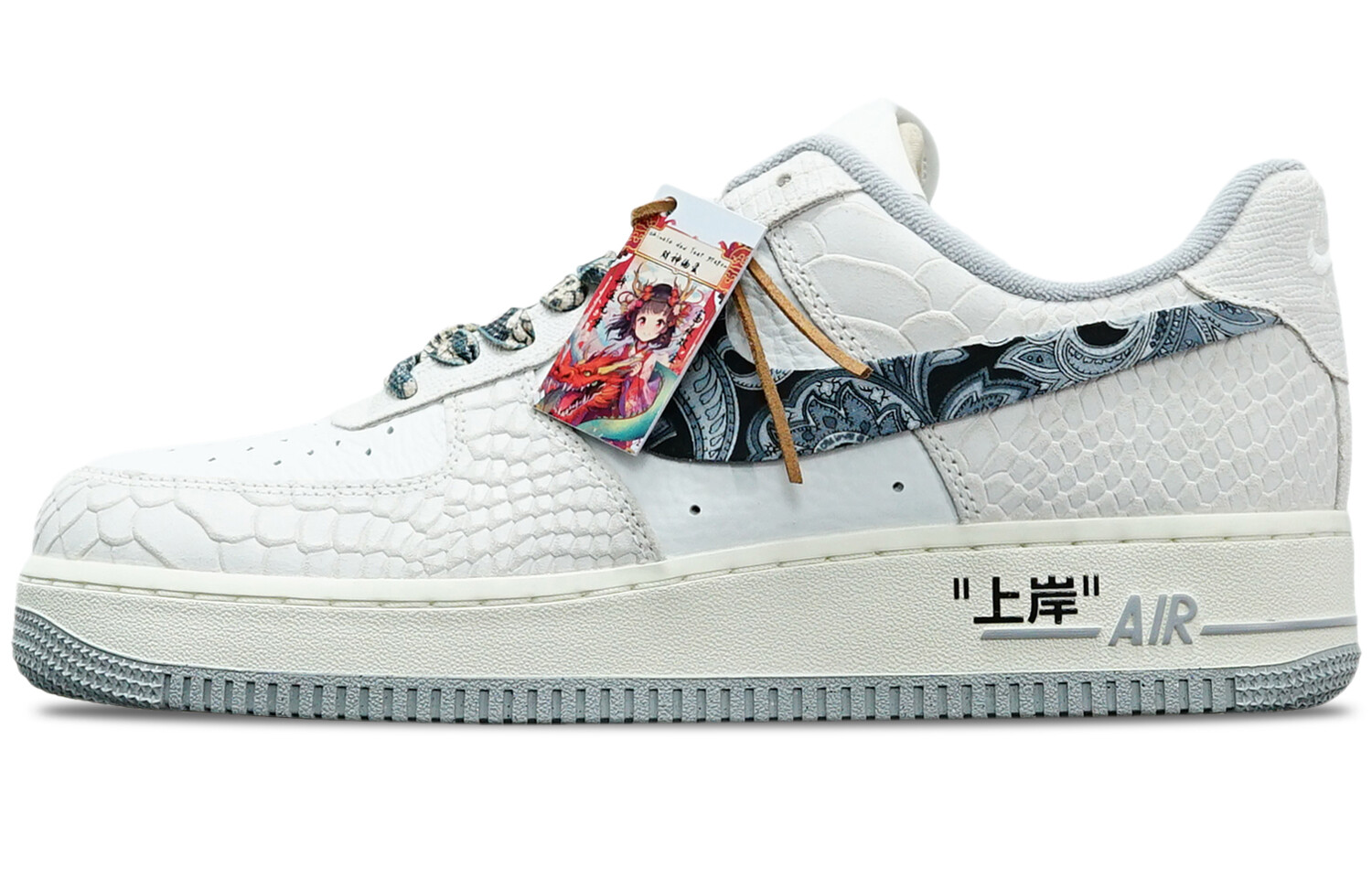 

Женские кроссовки для скейтбординга Nike Air Force 1, White python with blue flowers on a black background