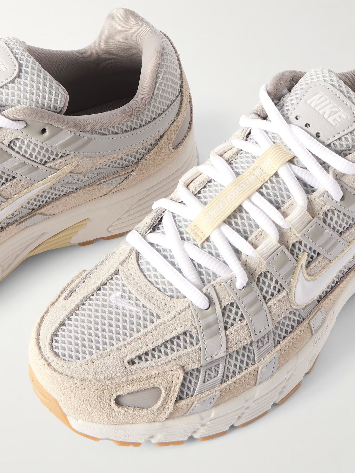 

Кроссовки P-6000 из замши, кожи и сетки NIKE, кремовый