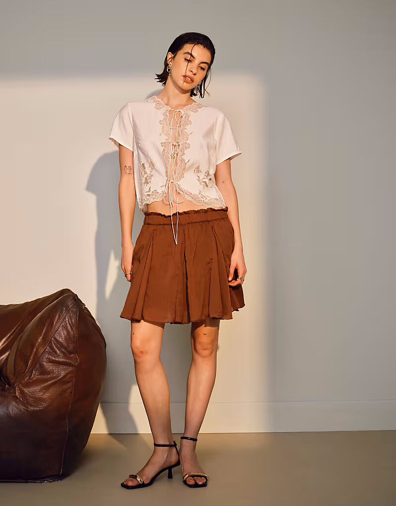 

Мини-юбка Topshop из хлопка с люверсами и гофре коричневого цвета