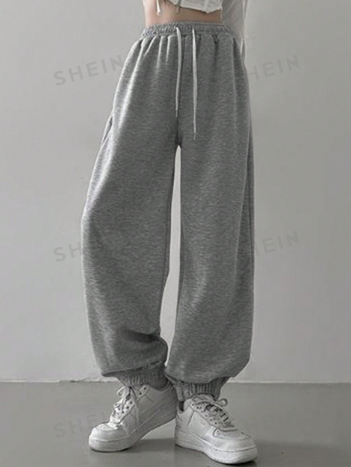 

Спортивные брюки, кулиска, эластичный пояс и манжеты, джоггеры Dazy, серый
