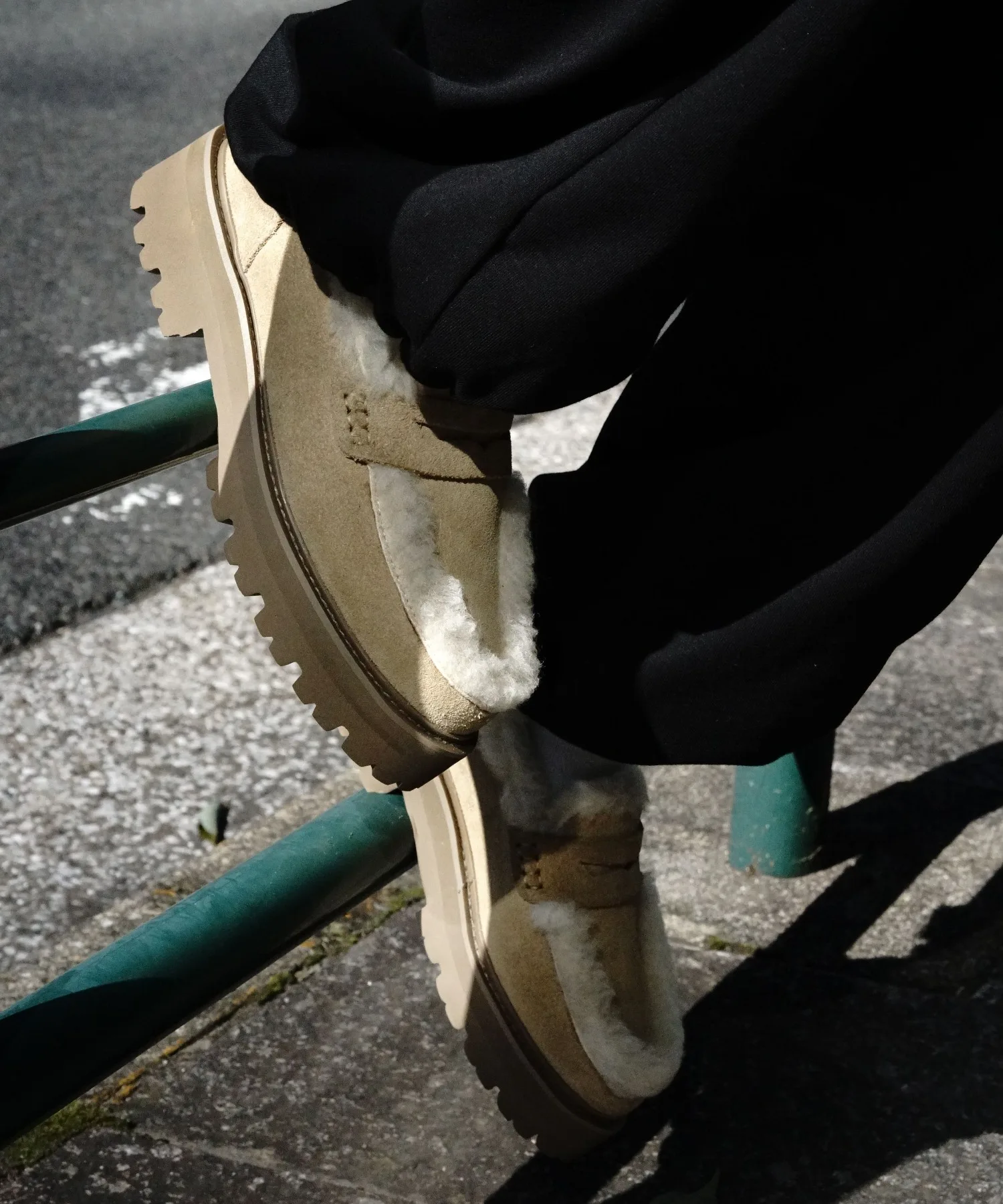 Унисекс лоферы из мутона CAMINANDO MOUTON PENNY LOAFERS бежевые