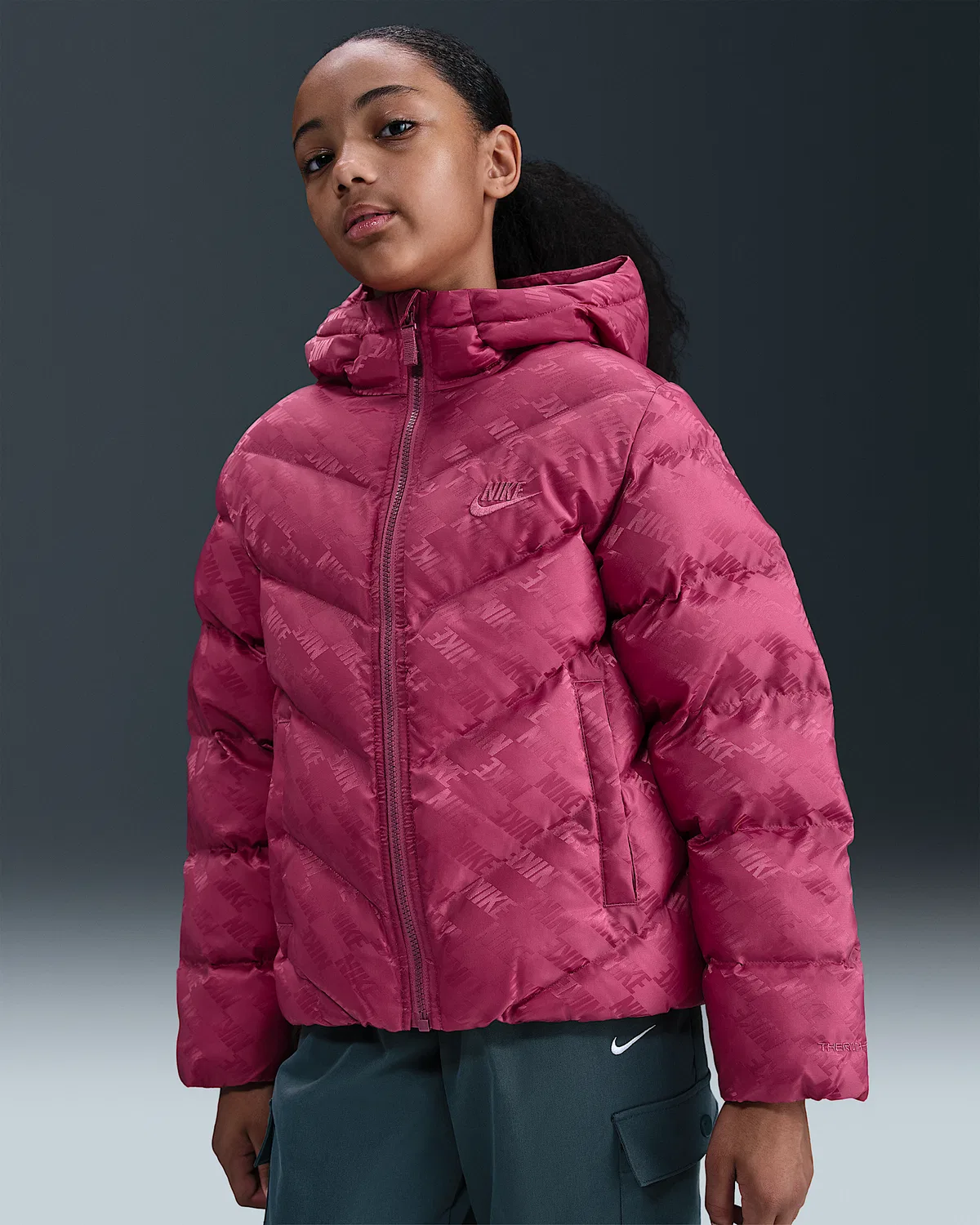 Детская пуховая куртка Nike Sportswear All Day Play Therma-FIT свободного кроя, Sweet Beet/Sweet Beet — фото 2