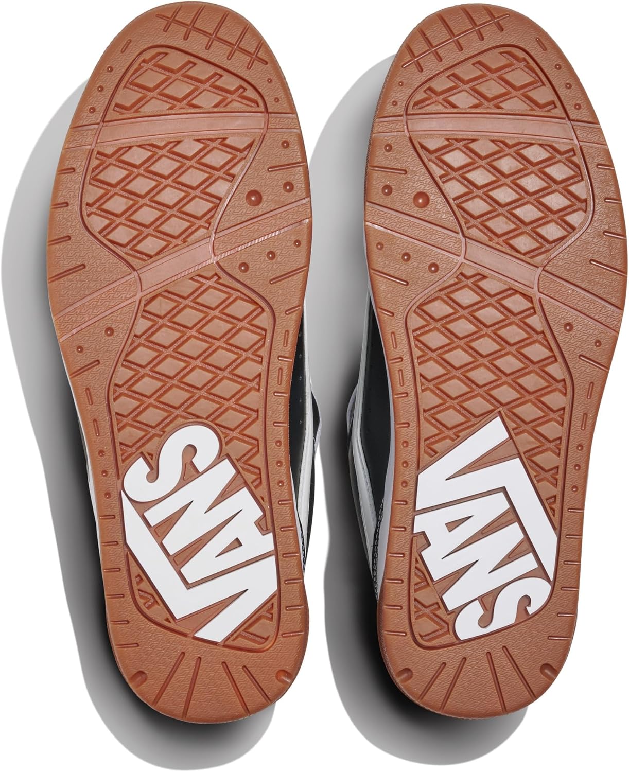 Vans Unisex-Adult Hylane | Пухлые Y2k скейтерские модные кроссовки для мужчин и женщин, Puffy Black/White/Gum — фото 4