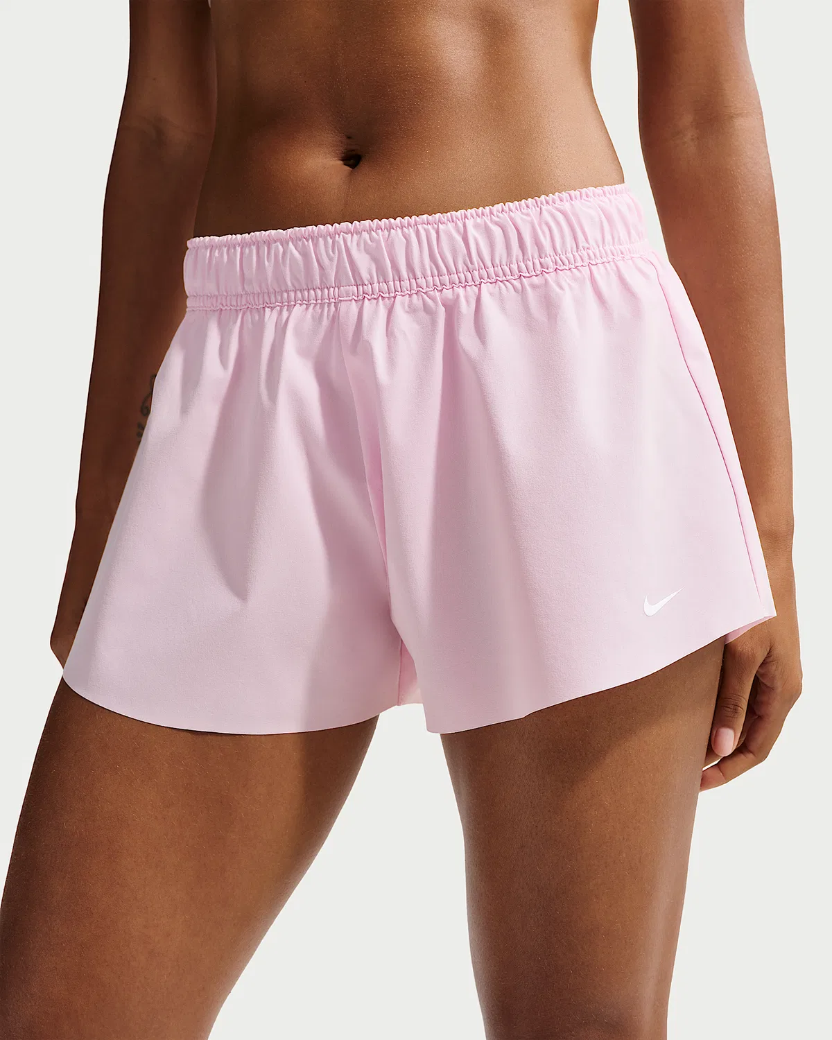 Женские шорты Nike One на средней посадке, 7,5 см, с вкладышем, Pink Foam/White — фото 2