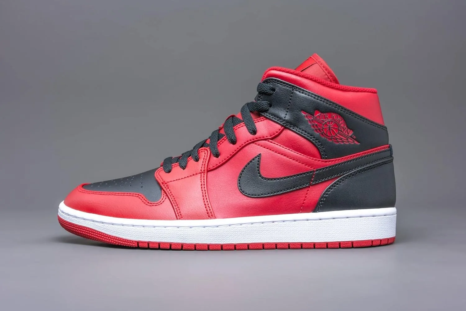 Мужские кроссовки Jordan Air 1 Mid Hi-Top Nike, белый/черный/красный — фото 4