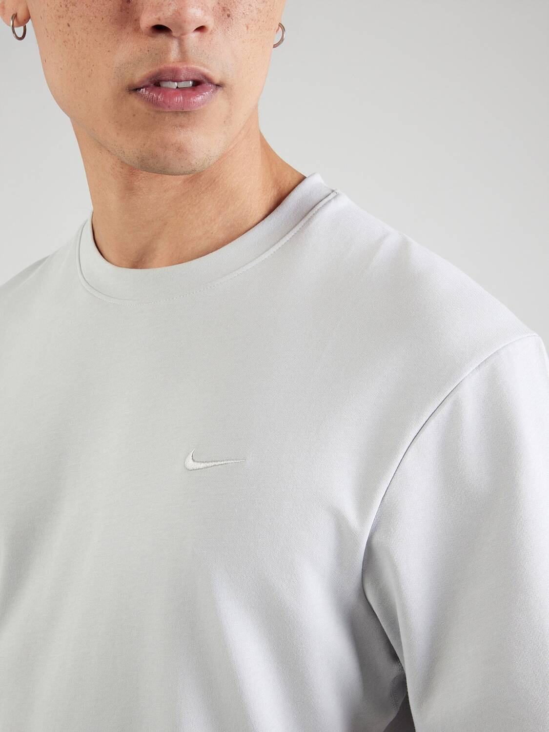 NIKE Футболка Performance 'PRIMARY' в светло-сером цвете — фото 2