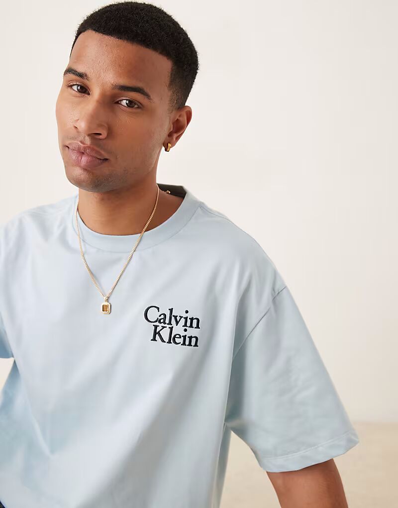 

Футболка с логотипом Calvin Klein Jeans на груди, бледно-голубого цвета