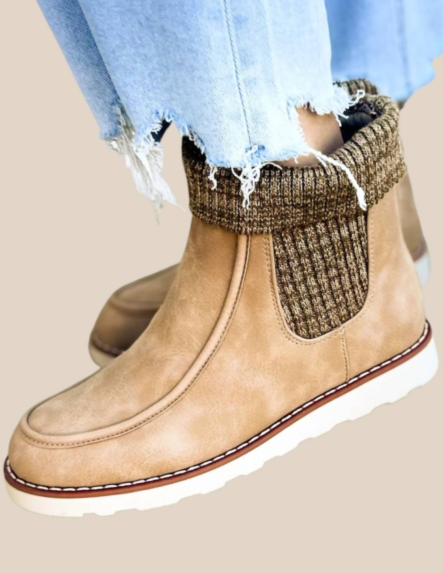 Женские ботильоны Tis The Season Slip On Moc Bootie в цвете Taupe Miami Shoe, Taupe