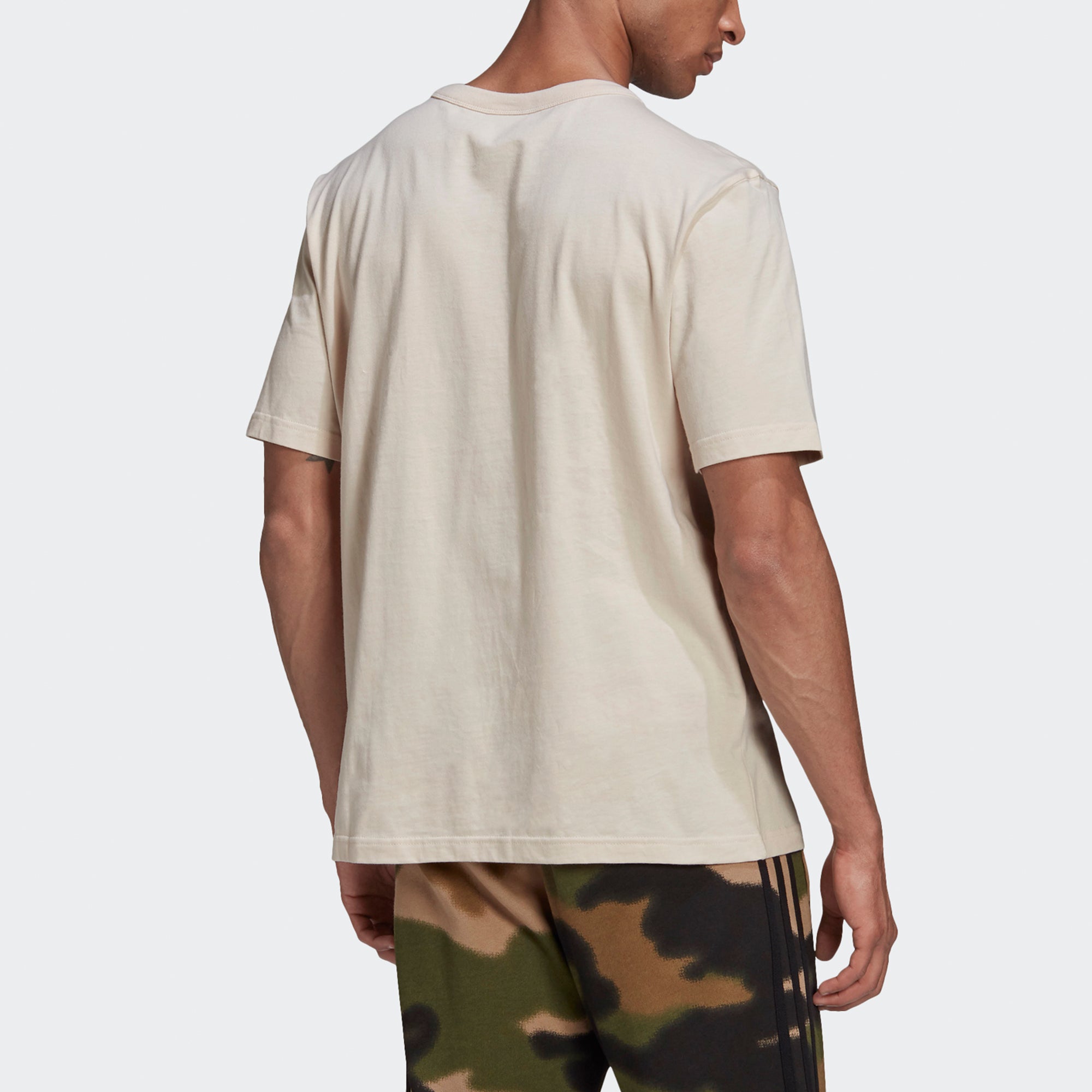 Футболка Men's adidas originals Silicon Badge T Logo Sports Short Sleeve Creamy White T-Shirt GN3298, кремовый — фото 3