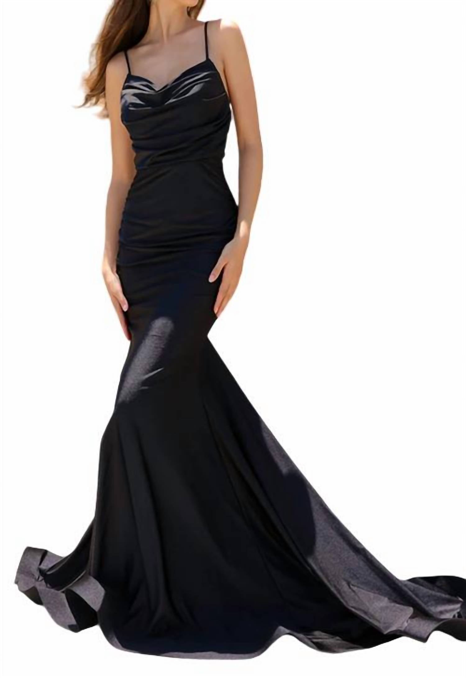 

Длинное вечернее платье с воротником-хомутиком и шлейфом черного цвета Amelia Couture