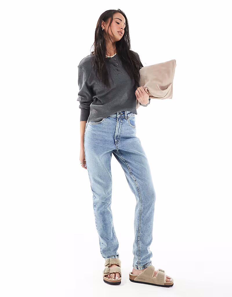

Удобные облегающие джинсы ASOS DESIGN mom в средне-синем цвете