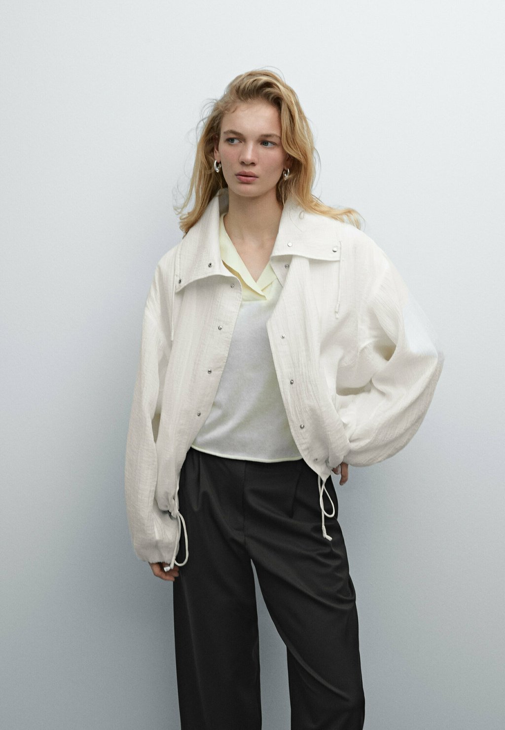 

Куртка-бомбер VOLUMINOUS DETAIL Massimo Dutti, белый