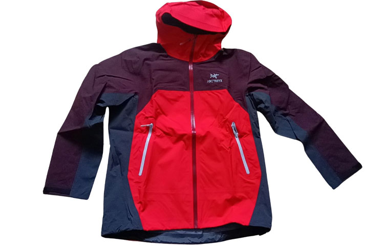 Легкая ветровка beta для женщин красный и колор блокинг/dope red/бордовый/graphite Arcteryx, серый — фото 3