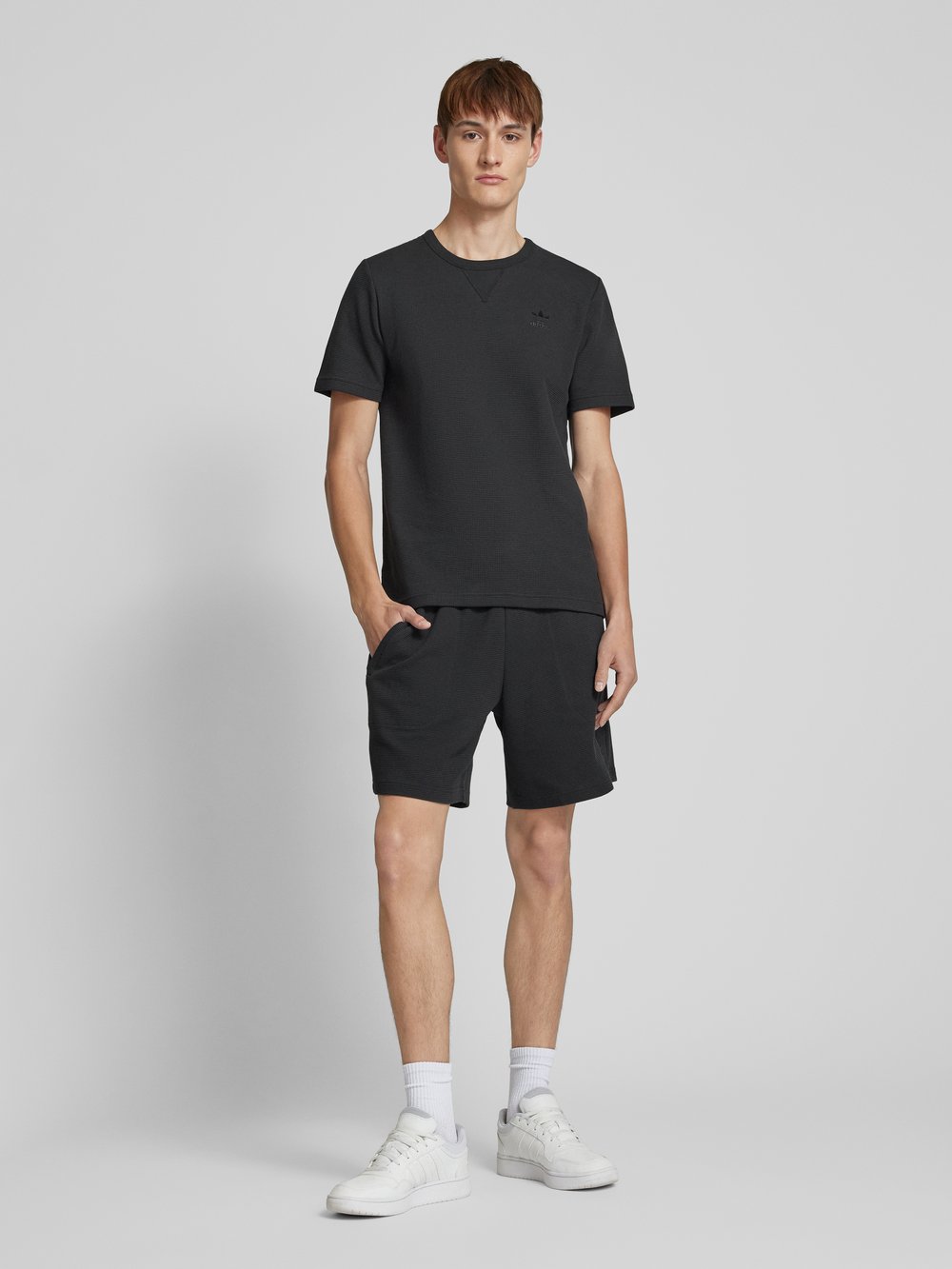 

Футболка с вышитой этикеткой adidas Originals, черный
