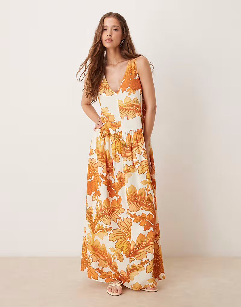 

Длинное платье с заниженной талией и воротником-халтер, оранжевым принтом Asos Design