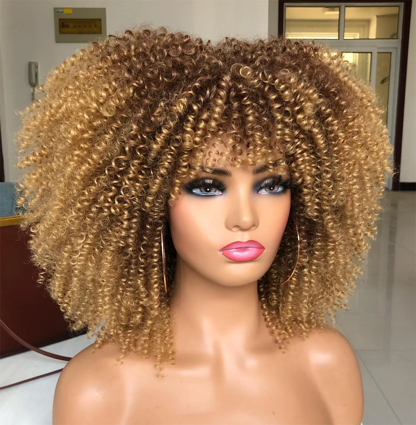 Короткий кудрявый парик «Afro Bomb Curly Wig» с челкой Isamy, Ombre Blonde — фото 3