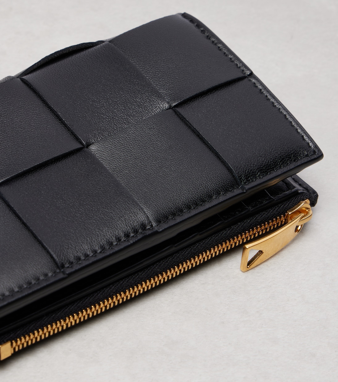 Кошелек кожаный средний бифолд Cassette Bottega Veneta, Black/Gold — фото 4