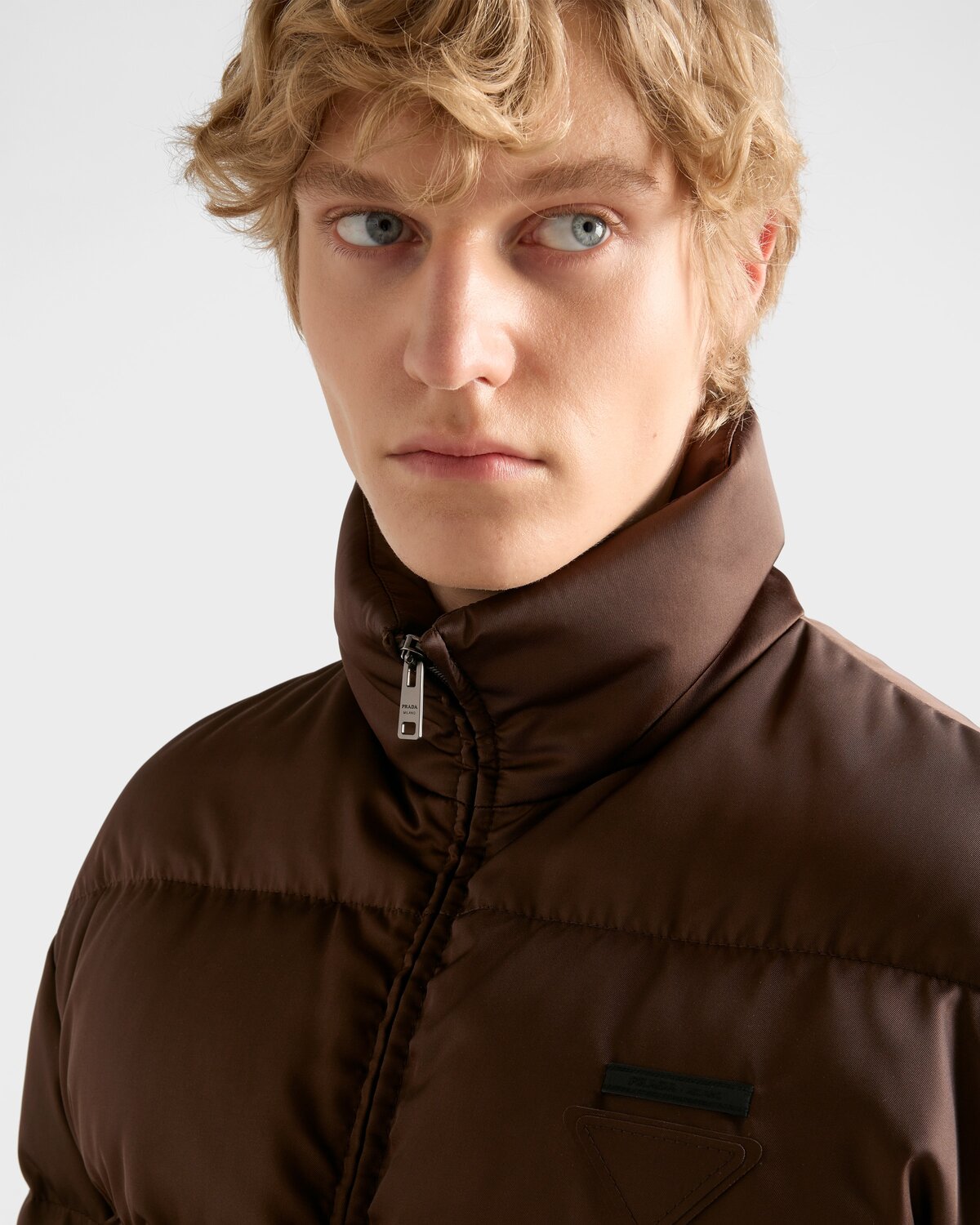 Пуховик из легкого нейлона Re-Nylon средней плотности Prada, коричневый — фото 3