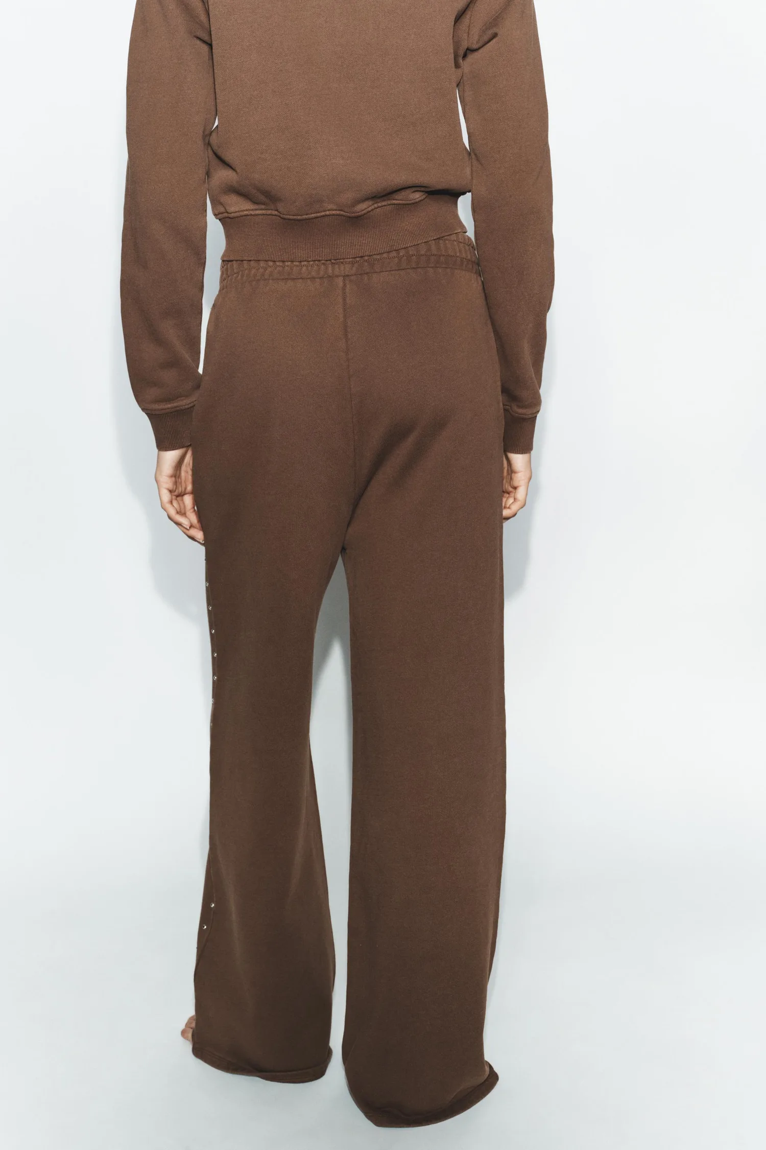 Брюки из флиса с эффектом потертости и заклепками Zara, темно-коричневый — фото 4