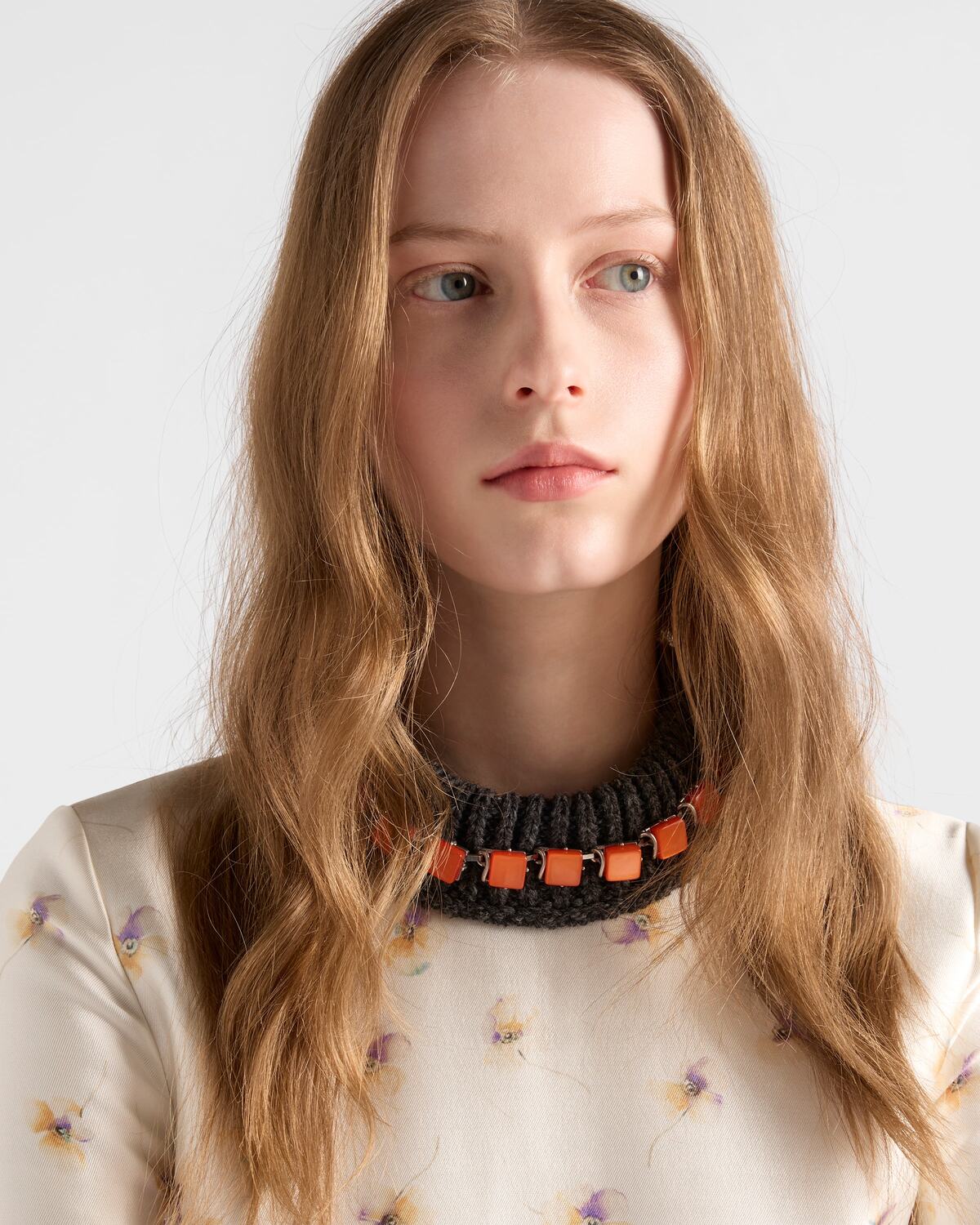 Длинное платье из шелка и шерсти с цветочным принтом Prada, кремовые — фото 4