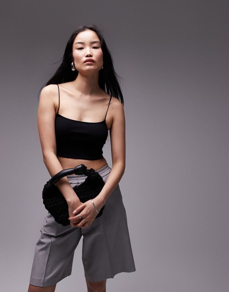 

Черный укороченный топ с бесшовными бретельками Topshop