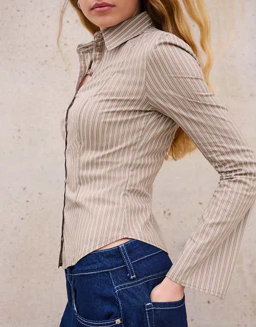 

Светло-коричневая приталенная рубашка с расклешенными рукавами Bershka