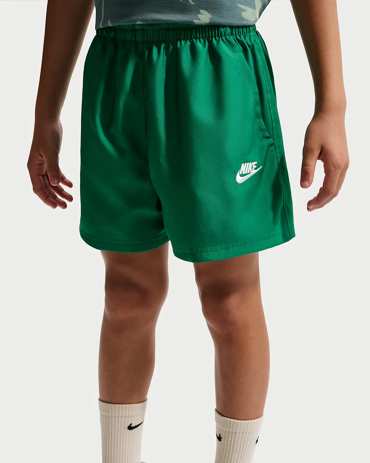 Детские шорты Nike Sportswear Club Woven 4.5", Malachite/White — фото 2