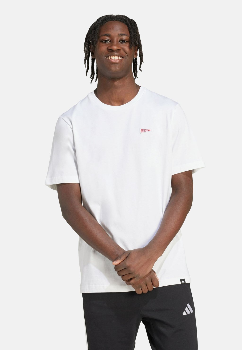 

Базовая футболка PENNANT TRIM GRAPHIC Adidas Sportswear, белый