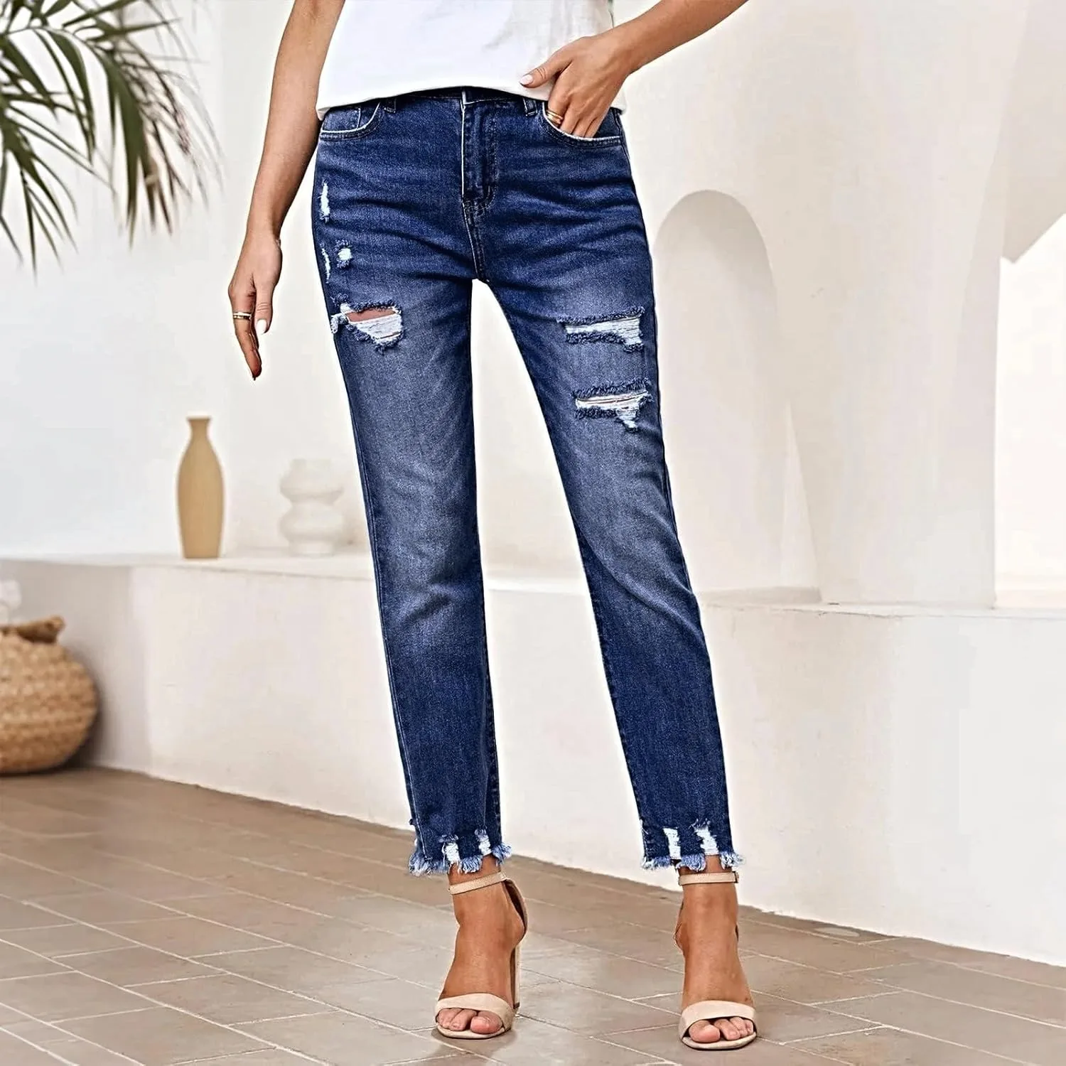 Женские кроп-джинсы с raw hem и ripped эффектом — фото 3
