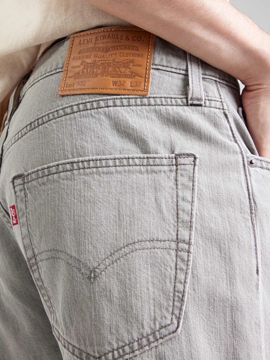LEVI'S  Узкие джинсы '502 Taper Fit Linen+ Denim' для мужчин в сером дениме — фото 2