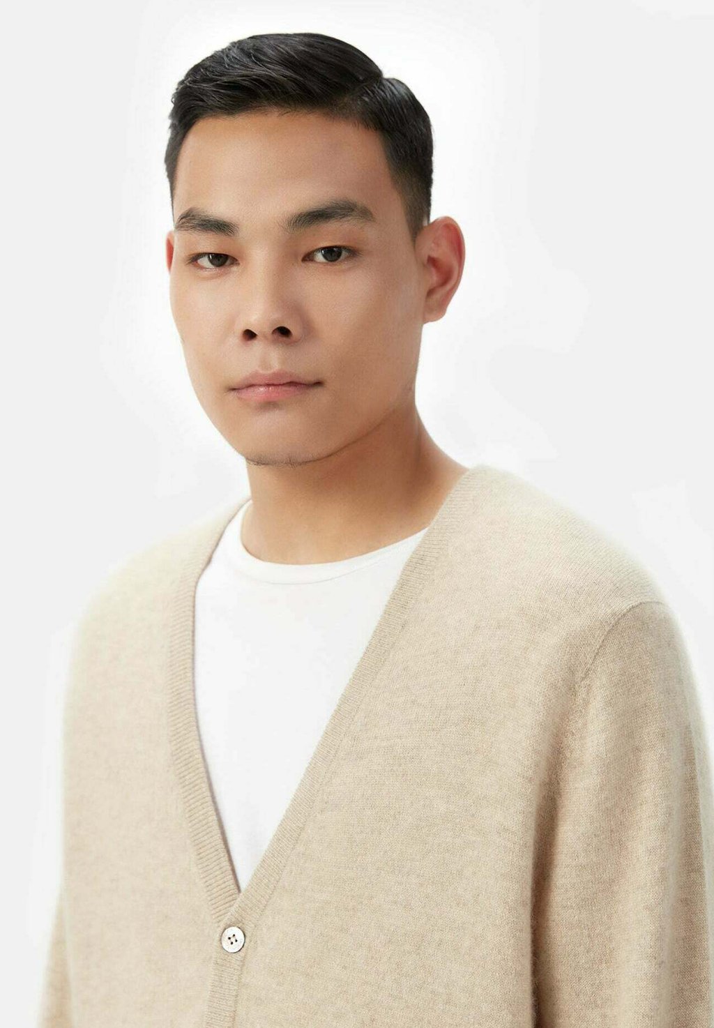 

Кардиган V-AUSSCHNITT MIT KNÖPFEN GOBI Cashmere, бежевый
