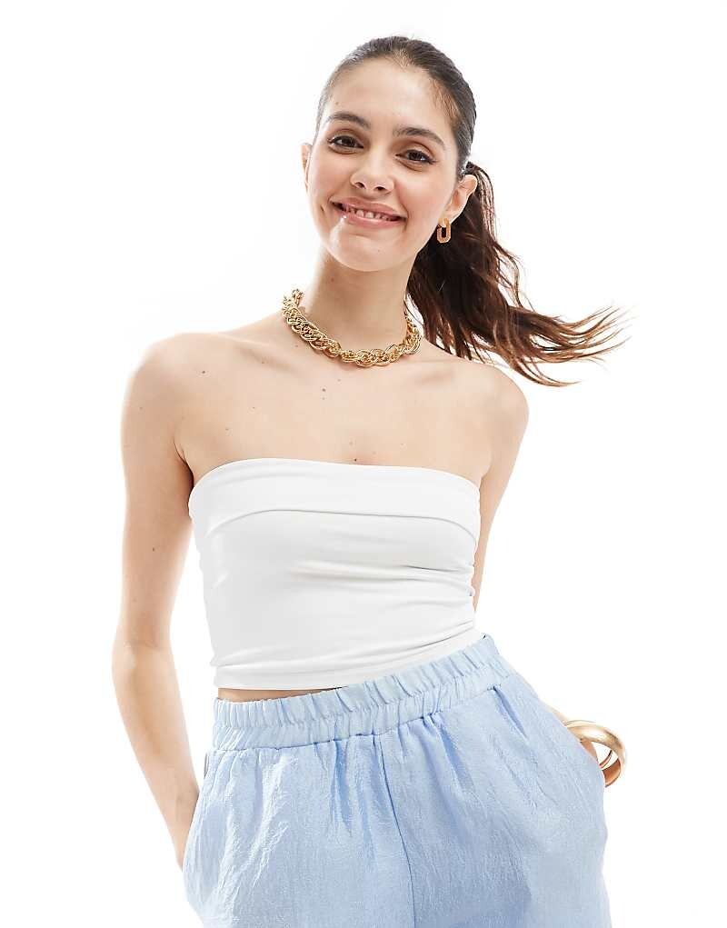 

Stradivarius = бесшовный топ белого цвета без бретелек =f с подвернутым вырезом